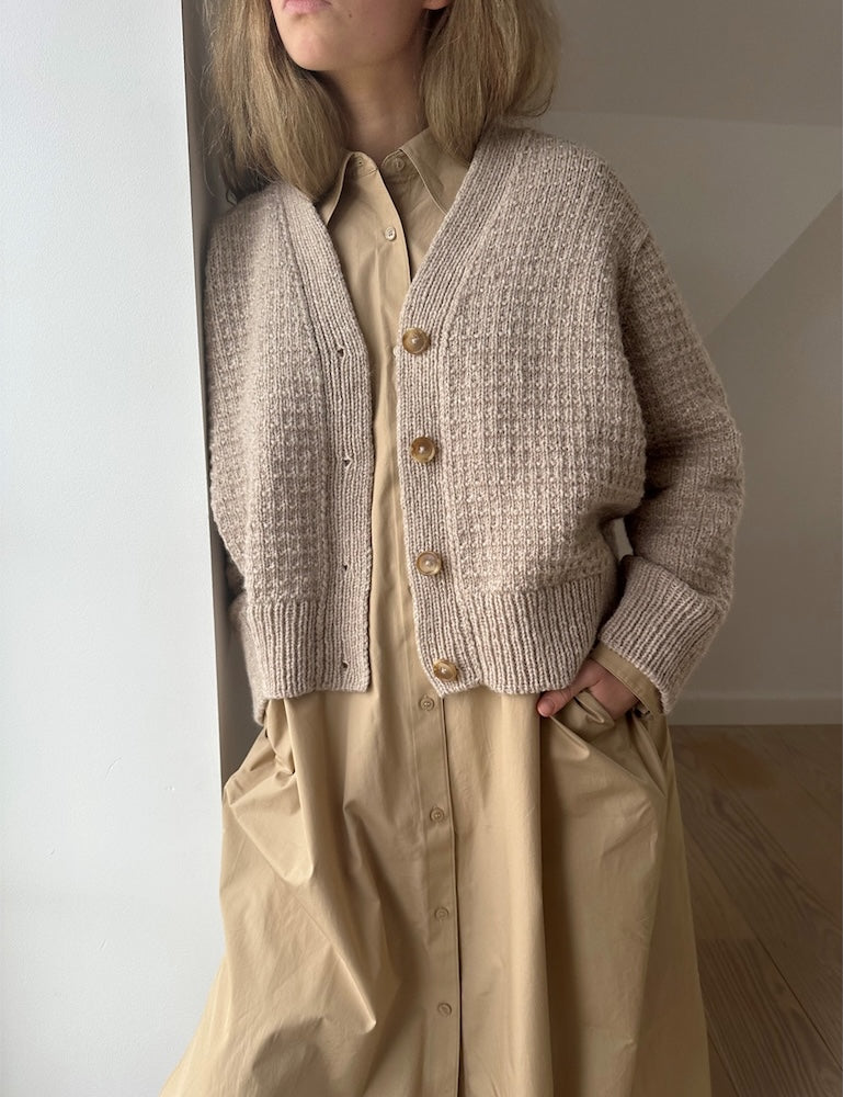 Caia Cardigan | zartes Muster aus Atlas von Sandnes Garn