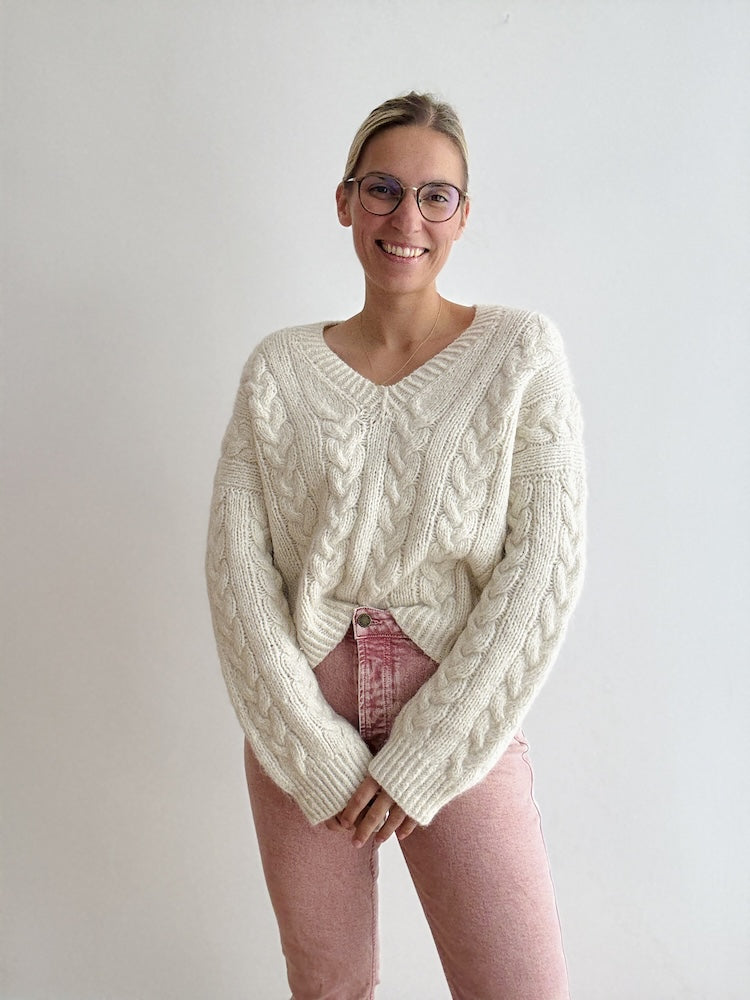 James Sweater V-Neck | oversize Zopfmuster aus Aino und Edith von Novita
