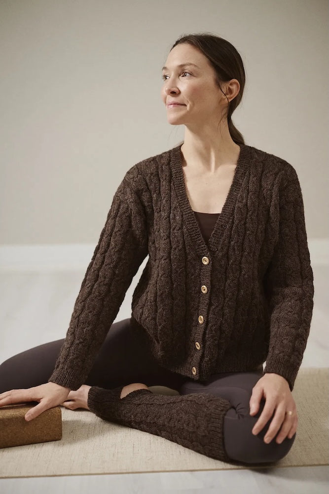 Hetki Cardigan | klassisches Zopfmuster aus Nalle Alpakka von Novita