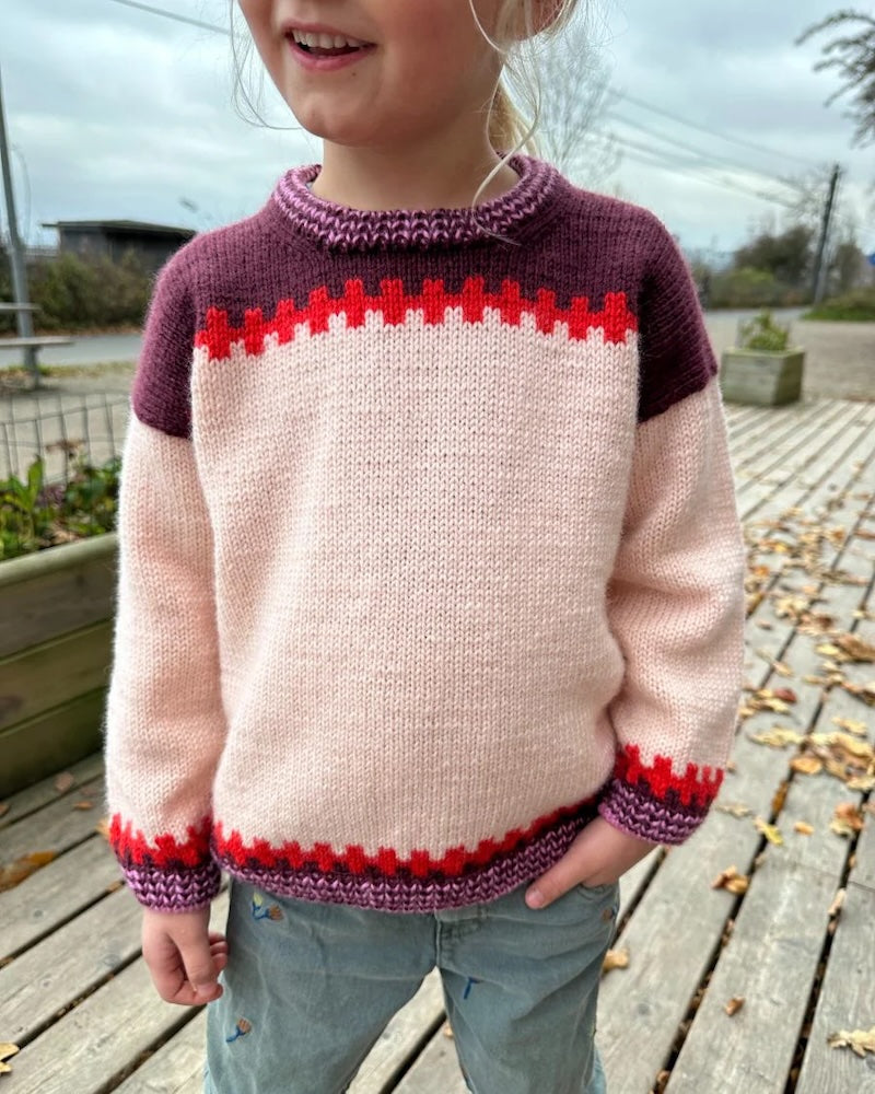 Cross Sweater Kids von PetiteKnit mit Peer Gynt von Sandnes Garn 2
