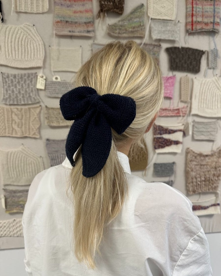 December Bow | bezaubernde Schleife aus Alpakka von Sandnes Garn