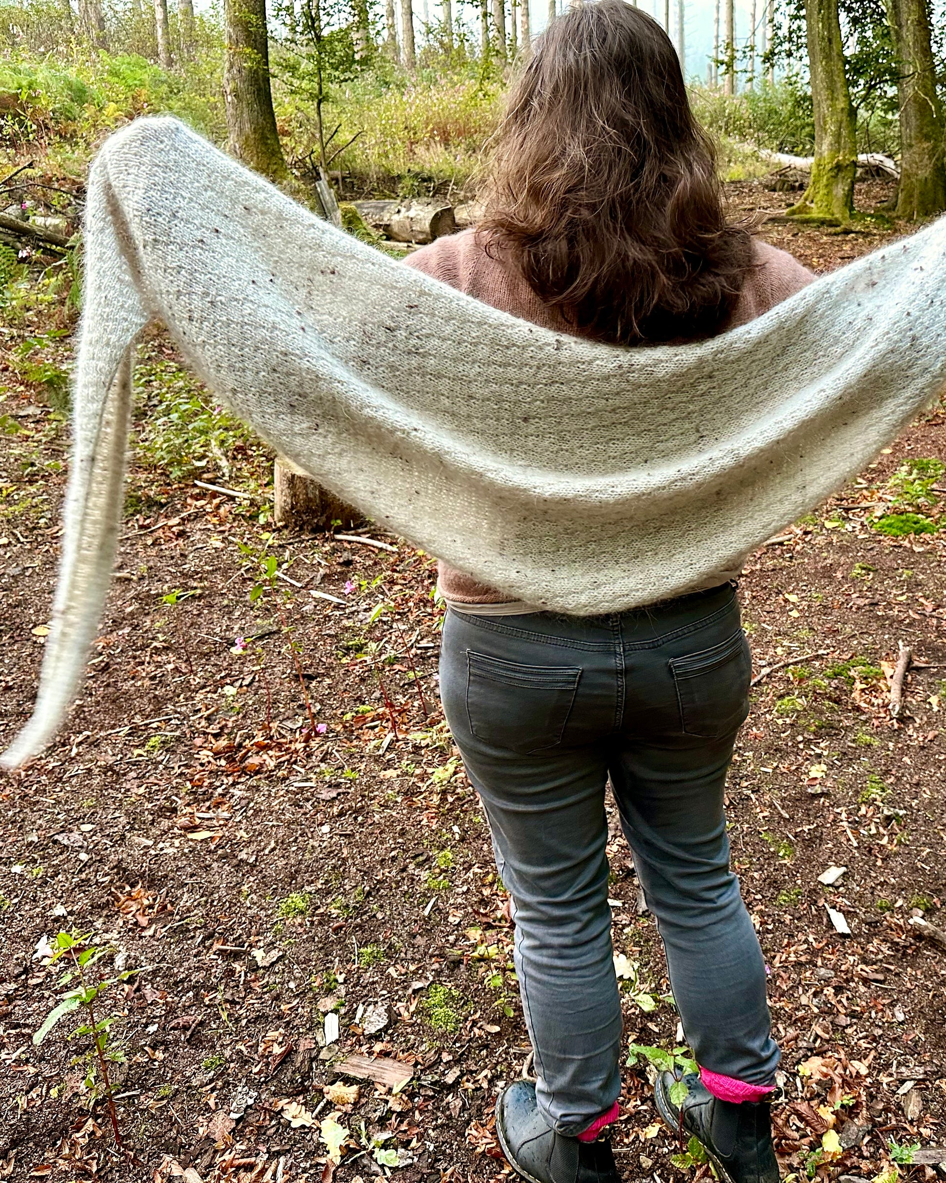 Rabea von gute-garne Pebble Shawl mit Plötulopi von Lopi Island und Tynn Silk Mohair von Sandnes Garn 3