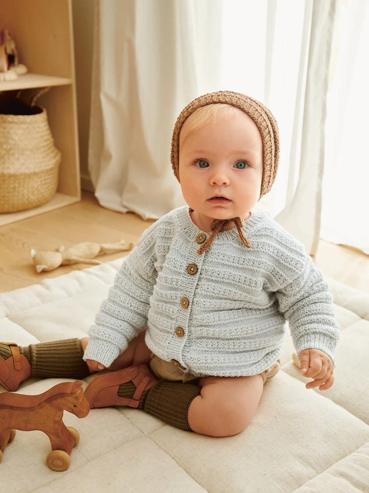 Fillip Set 2413 Mykt Start Baby aus Babyull Lanett von Sandnes Garn: Cardigan, Pants und Bonnet 1