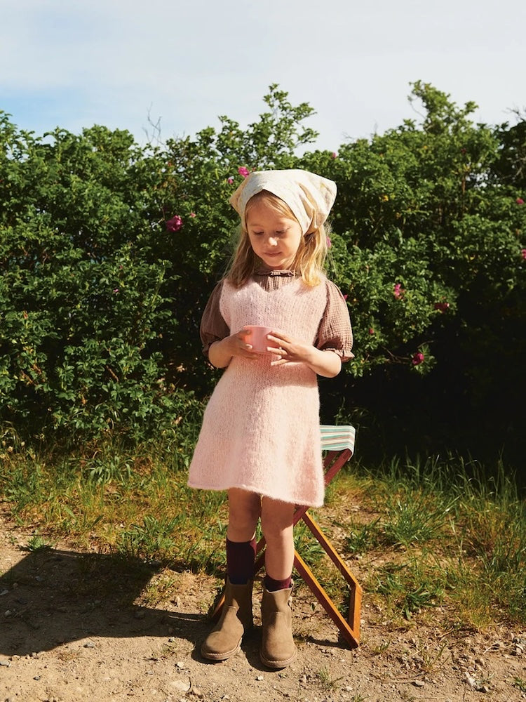 Sandnes 2506 Meadow Dress Junior mit Borstet Alpakka 1