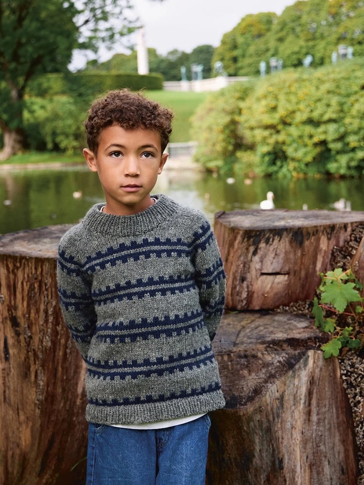 Ridge Sweater Junior | mit skandinavischen Streifen aus Atlas von Sandnes Garn