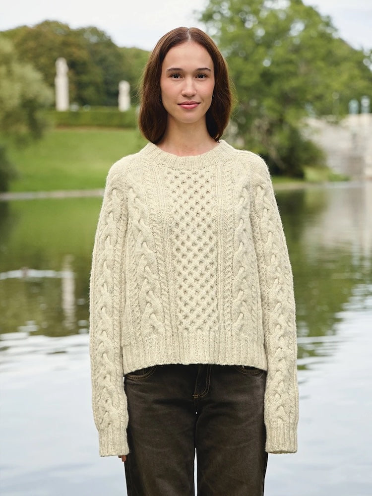 Wilbur Cable Sweater | zeitloses Zopfmuster aus Atlas von Sandnes Garn