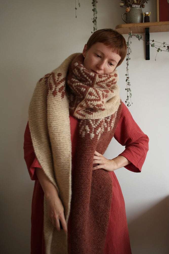 Teti Lutsak Nivalis Wrap mit Plötulopi von Lopi Island und Tynn Silk Mohair von Sandnes Garn 1