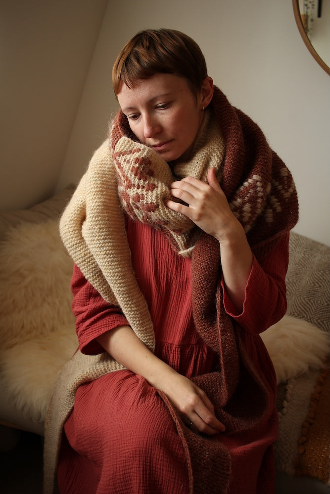 Teti Lutsak Nivalis Wrap mit Plötulopi von Lopi Island und Tynn Silk Mohair von Sandnes Garn 6