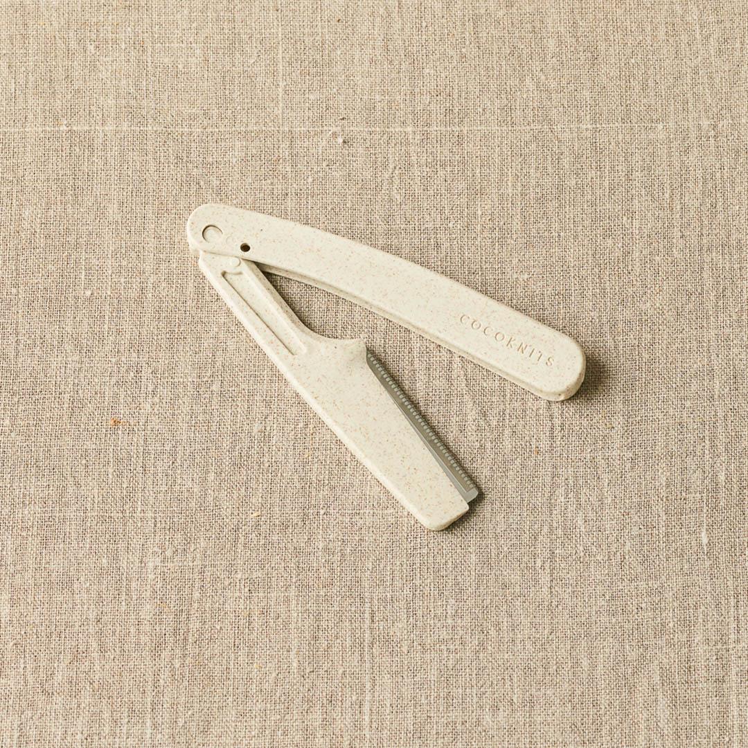 CocoKnits Fuzz Off Comb geöffnet