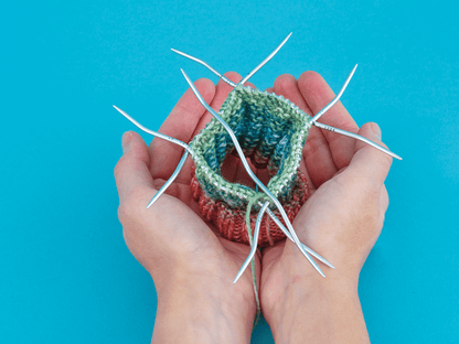 Nadelspiel CrasySnake Lace | besondere Form hält sicher im Strickstück