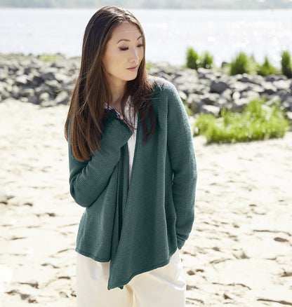 Kanshoku Cardigan | afslappet båret åben i Cheeky Merino Joy fra Rosy Green Wool
