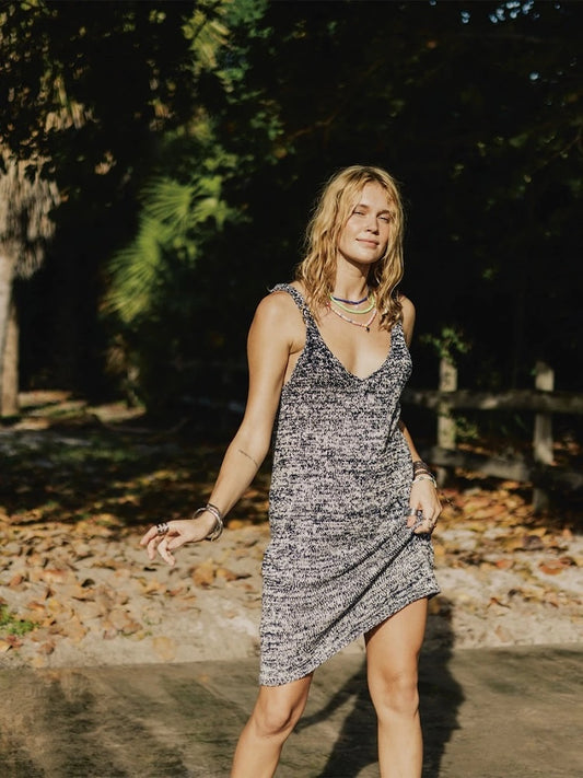 Willow Kleid | Basic Kleid aus Mandarin Petit und Tynn Line von Sandnes Garn