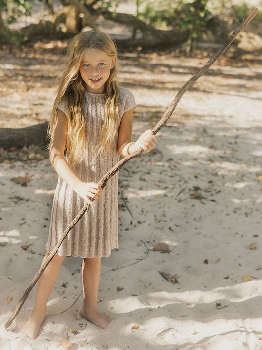 Fiona Kleid Kids | zarte Zopfmusterstreifen aus Tynn Line von Sandnes Garn