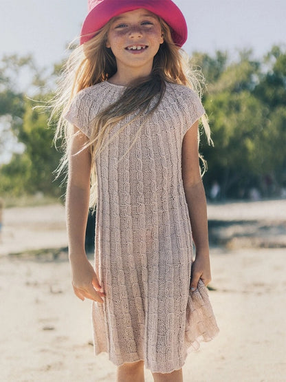 Fiona Kleid Kids | zarte Zopfmusterstreifen aus Tynn Line von Sandnes Garn