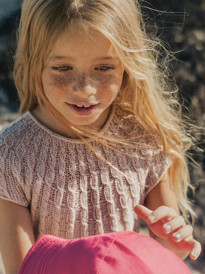 Fiona Kleid Kids | zarte Zopfmusterstreifen aus Tynn Line von Sandnes Garn