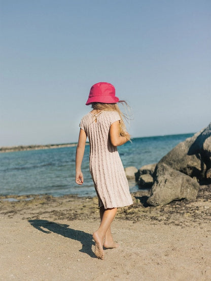 Fiona Kleid Kids | zarte Zopfmusterstreifen aus Tynn Line von Sandnes Garn