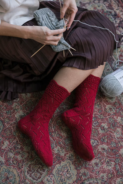 Harmonia Socks | feines Lacemuster aus Viola von Novita