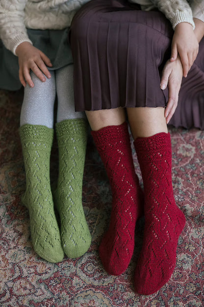 Harmonia Socks | feines Lacemuster aus Viola von Novita