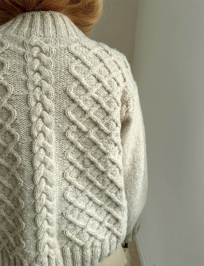 Asta Sweater | avslappnat flätmönster i enkel tråd av Atlas från Sandnes Garn