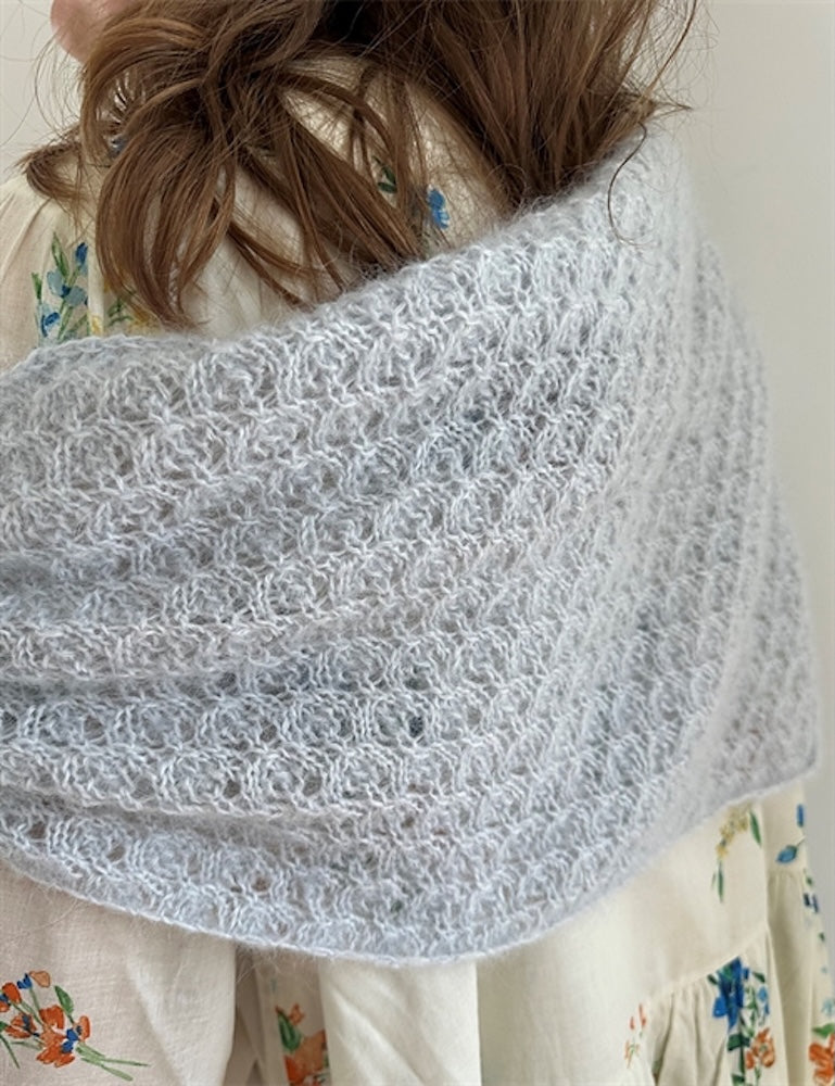 Bellis Scarf | zartes Blütenmuster aus Alpakka Folgetrad und Tynn Silk Mohair von Sandnes Garn
