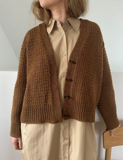 Caia Cardigan | zartes Muster aus Atlas von Sandnes Garn
