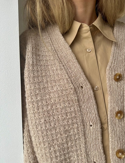 Caia Cardigan | zartes Muster aus Atlas von Sandnes Garn
