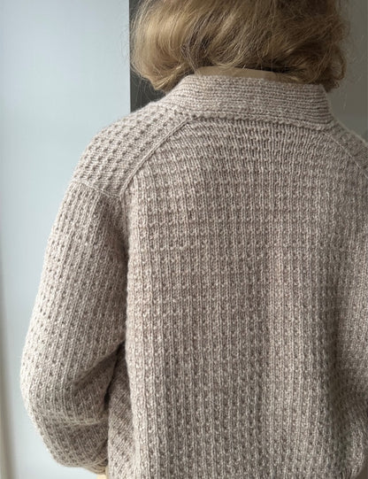 Caia Cardigan | zartes Muster aus Atlas von Sandnes Garn