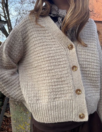 Caia Cardigan | zartes Muster aus Atlas von Sandnes Garn