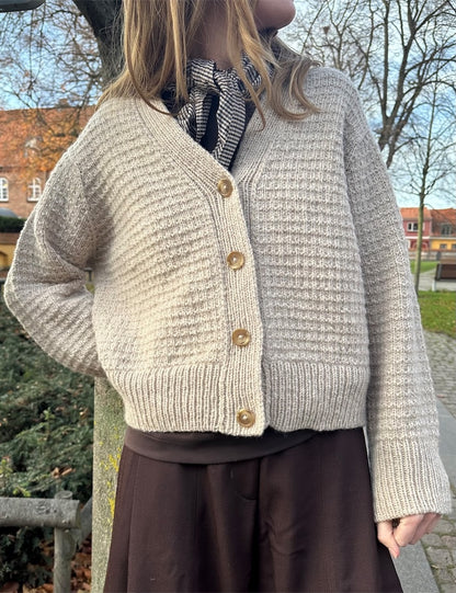 Caia Cardigan | zartes Muster aus Atlas von Sandnes Garn