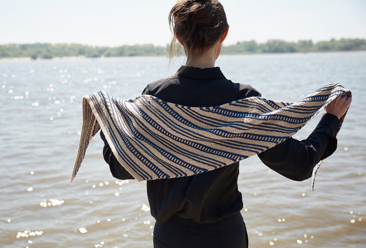 Contact | lässiges Tuch mit feinen Streifen aus Cheeky Merino Joy von Rosy Green Wool