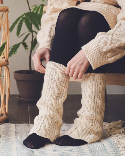 Heidi Leg Warmers | warme Zopfmusterstulpen aus Woolia von Gepard Garn