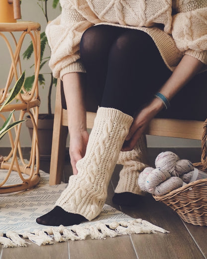 Heidi Leg Warmers | warme Zopfmusterstulpen aus Woolia von Gepard Garn