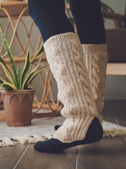 Heidi Leg Warmers | warme Zopfmusterstulpen aus Woolia von Gepard Garn