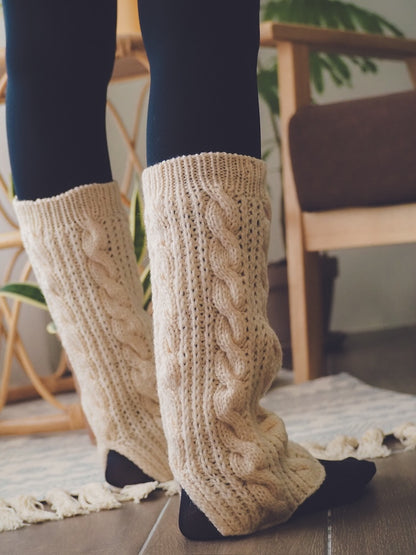 Heidi Leg Warmers | warme Zopfmusterstulpen aus Woolia von Gepard Garn