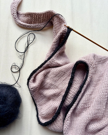 De eenvoudigste sjaal met een klein lijntje | uit Cheeky Merino Joy van Rosy Green Wool met Pinta en Mohair Bliss van Pascuali