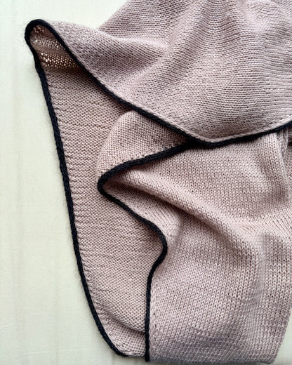 De eenvoudigste sjaal met een klein lijntje | uit Cheeky Merino Joy van Rosy Green Wool met Pinta en Mohair Bliss van Pascuali