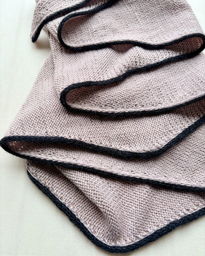 De eenvoudigste sjaal met een klein lijntje | uit Cheeky Merino Joy van Rosy Green Wool met Pinta en Mohair Bliss van Pascuali