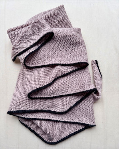 De eenvoudigste sjaal met een klein lijntje | uit Cheeky Merino Joy van Rosy Green Wool met Pinta en Mohair Bliss van Pascuali