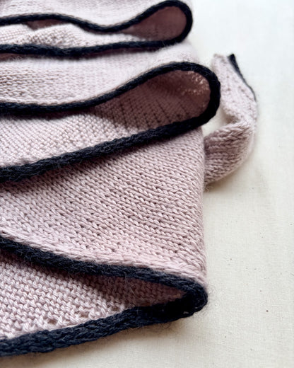 De eenvoudigste sjaal met een klein lijntje | uit Cheeky Merino Joy van Rosy Green Wool met Pinta en Mohair Bliss van Pascuali