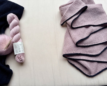 De eenvoudigste sjaal met een klein lijntje | uit Cheeky Merino Joy van Rosy Green Wool met Pinta en Mohair Bliss van Pascuali