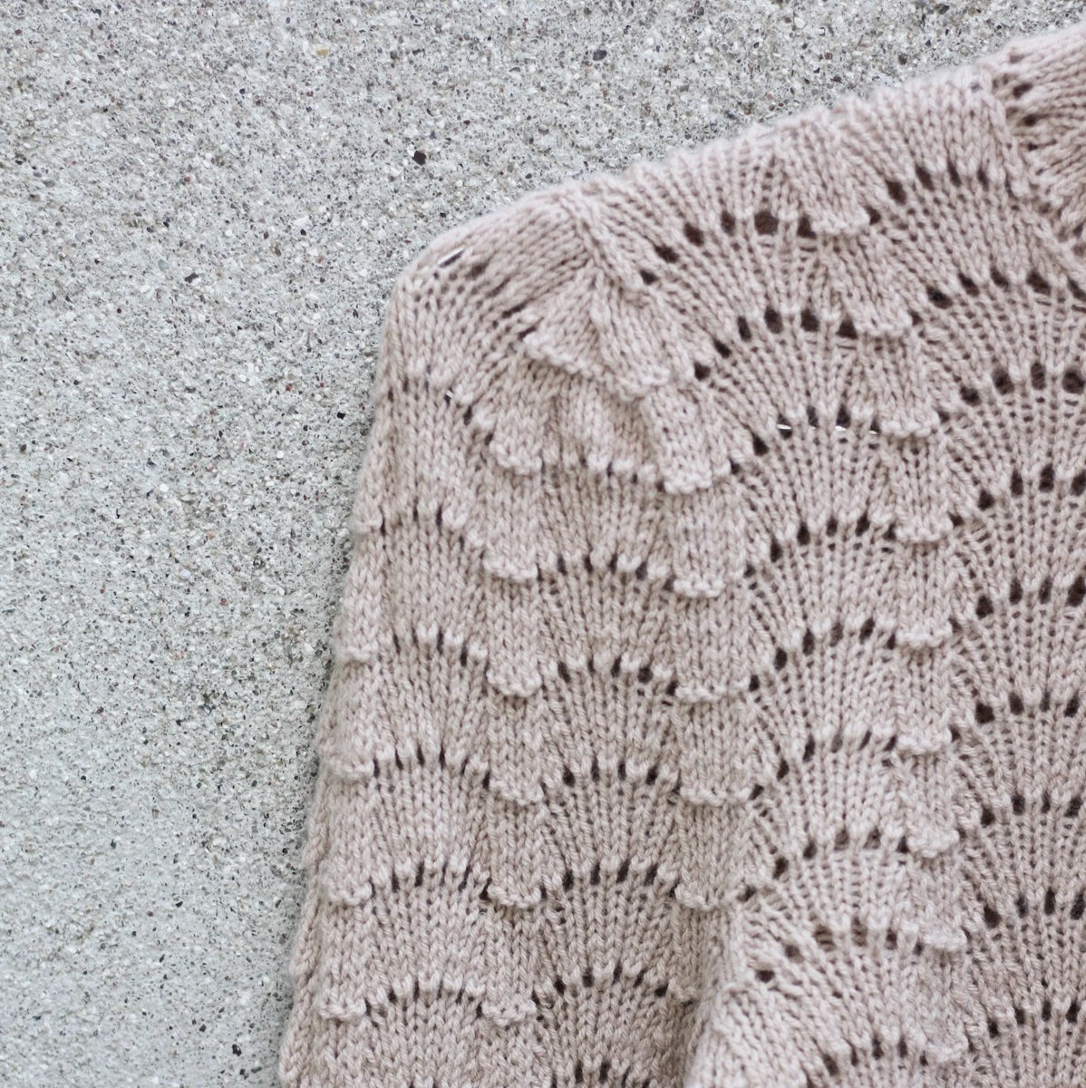 Knitting for Olive Barbroe Bluse Detail Schulterpartie