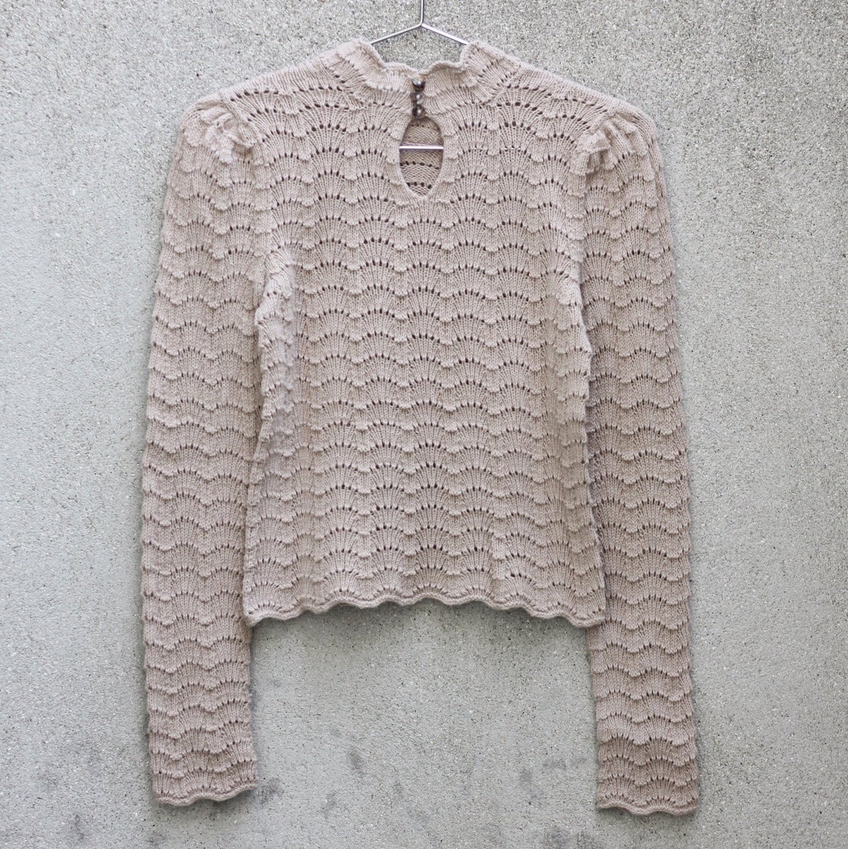 Knitting for Olive Barbroe Bluse Rückseite auf Drahtbügel