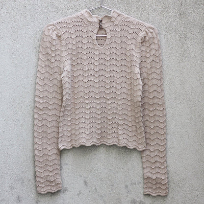 Knitting for Olive Barbroe Bluse Rückseite auf Drahtbügel