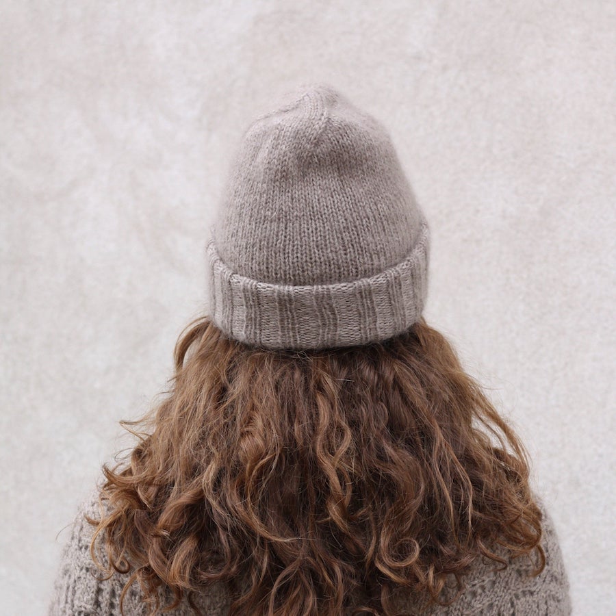 Knitting for Olive Frederiksberg Beanie getragen von hinten