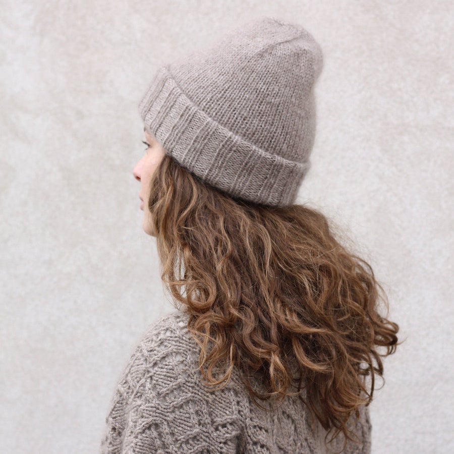 Frederiksberg Beanie von Kitting for Olive getragen von der Seite