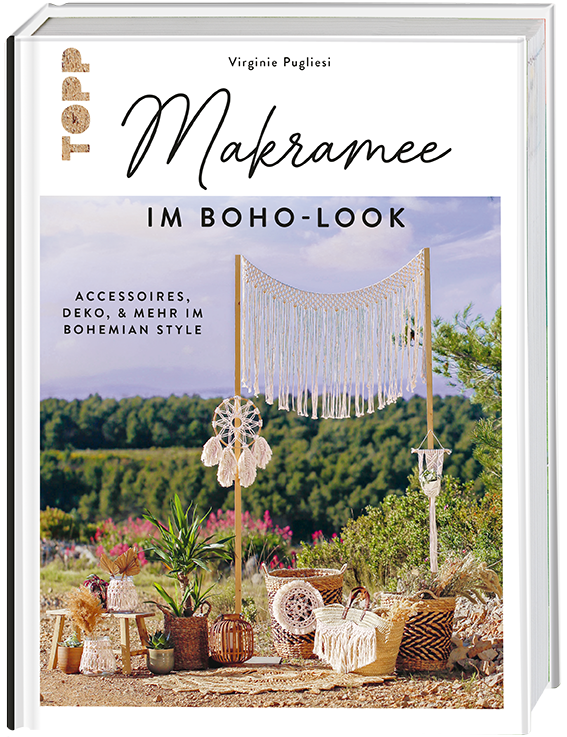 Titelbild Makramee im Boho-Look, Aussenaufnahme mit vielen Accessoires, sommerlich
