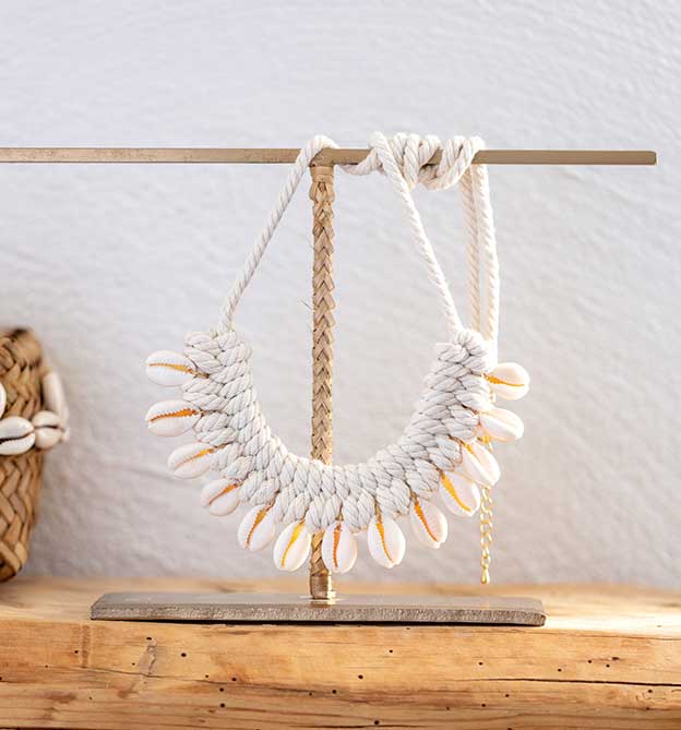 Makramee im Boho-Look, Modellbild, Kette mit Muscheln geknüpft