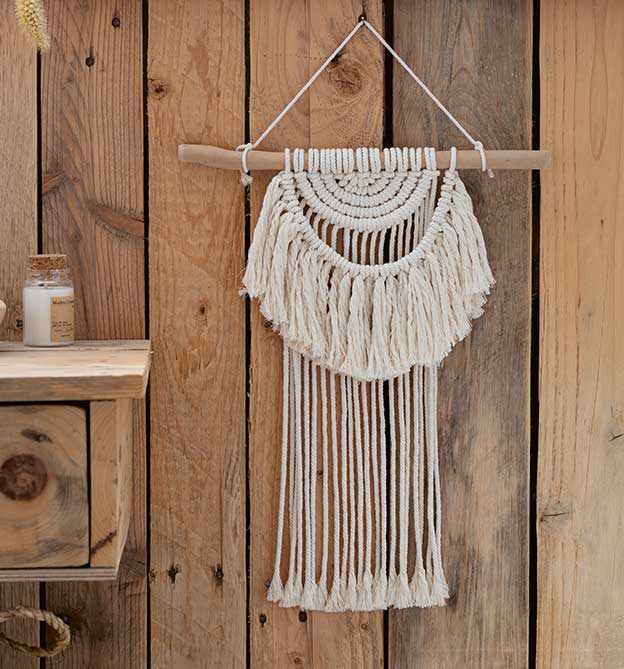 Makramee im Boho-Look, Modellbild Wanddekoration geknüpft vor Holzwand