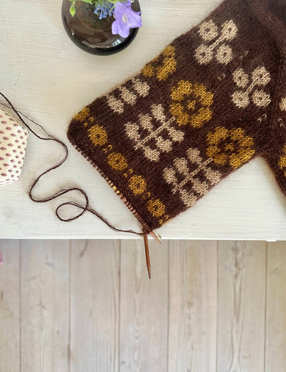 Mona Sweater | Flowerpower i Tynn Peer Gynt og Tynn Silk Mohair fra Sandnes Garn