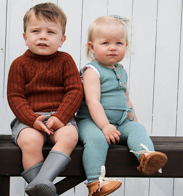 Nordic, Stricken für die Kleinsten, Modellbild, Musterpullover und Set aus Hose und Shirt